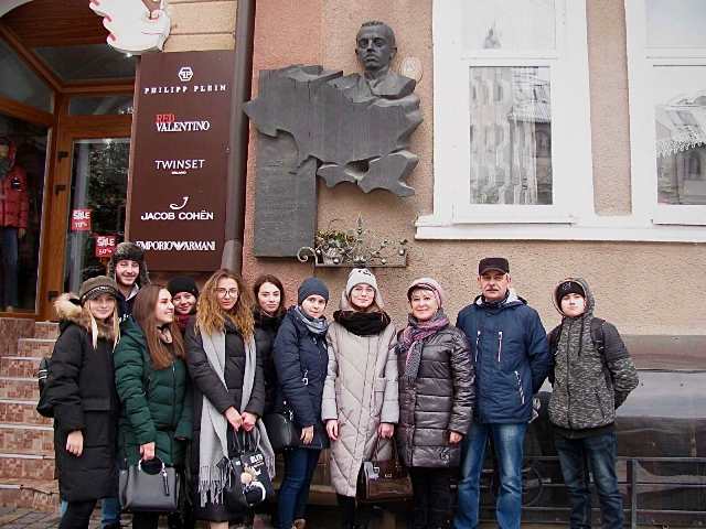 Географи біля меморіальної таблиці Рудницького